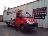 un camion rouge garé devant un bâtiment