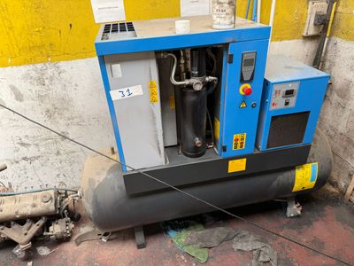une machine bleue posée contre le mur d'un immeuble