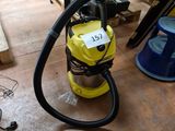 un aspirateur posé sur le sol d'une pièce