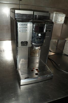 une cafetière posée sur le comptoir d'une cuisine