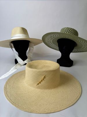 deux chapeaux sont posés l'un sur l'autre sur une surface blanche
