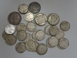 une pile de pièces de monnaie posée sur une table