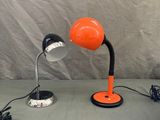 une lampe posée sur une table à côté d'un chargeur