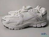 un gros plan sur une paire de chaussures blanches posées sur une table