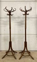 THONET dans le goût de : Deux porte-manteaux en bois courbé … (photo 2)