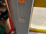 une photo d'un distributeur d'eau dans un magasin
