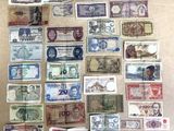 de nombreux types de papier-monnaie sur la table