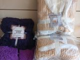 Plusieurs couvertures sont emballées dans des sacs en plastique sur un comptoir.