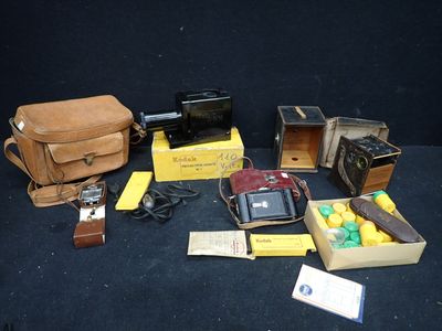 un grand nombre d'objets posés sur une table