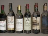 plusieurs bouteilles de vin sont alignées sur une table
