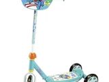 un scooter bleu et blanc avec un personnage de dessin animé à l'avant