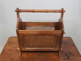 un porte-revues en bois surmonté d'un panier