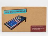 boîte en carton sur laquelle figure l'image d'une table surmontée d'un drapeau
