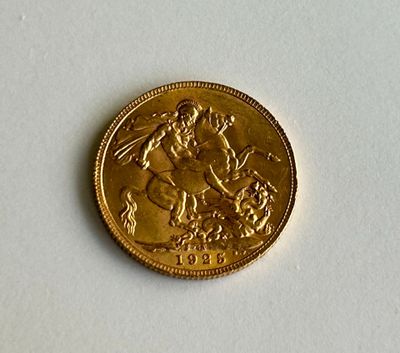 une pièce d'or sur laquelle est représenté un homme à cheval