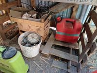 Contenu du reste du cabanon comprenant 2 rolls métal de 5 et… (photo 3)