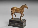statue en bronze représentant un cheval debout sur un socle en bois