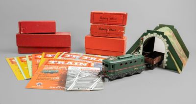 un petit train miniature posé à côté de quelques livres