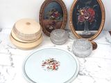 une table sur laquelle se trouvent des assiettes, des bols et des photos