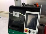 une machine posée sur le comptoir d'une cuisine