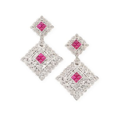 Travail contemporain Paire de pendants d'oreilles en or gris…