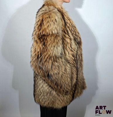 une femme vêtue d'un manteau de fourrure se tient debout devant un fond blanc