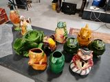 de nombreux vases de toutes sortes posés sur une table dans une pièce