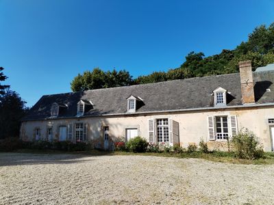 une vieille maison avec une allée en gravier devant
