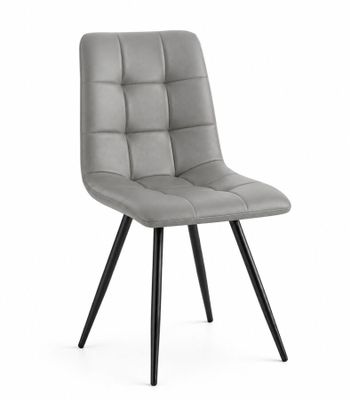 une chaise grise aux pieds noirs sur fond blanc