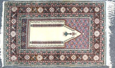 un tapis oriental orné d'une petite flèche au milieu