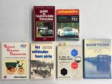 plusieurs livres posés sur une surface blanche, avec une voiture en arrière-plan