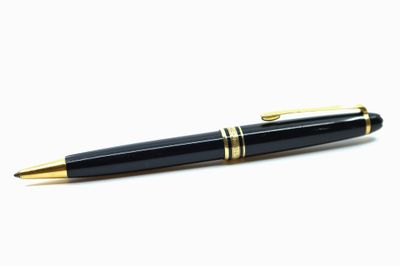 le stylo est noir, avec des finitions dorées et une pointe dorée