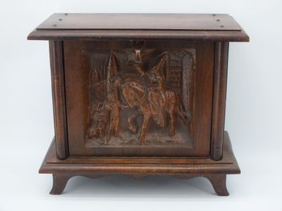 boîte en bois sculptée représentant un homme à cheval et un homme à cheval