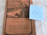 un vieux livre posé sur une table, avec un mot accroché dessus