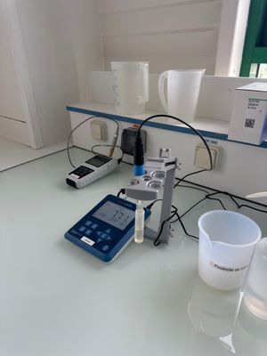 une photo d'un laboratoire avec de nombreux appareils posés sur le plan de travail