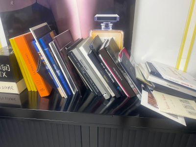 de nombreux livres posés sur une étagère noire
