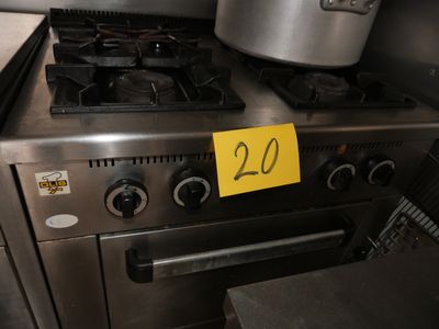 une image représentant une cuisinière avec une casserole posée dessus