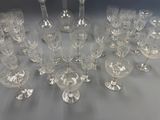 beaucoup de verres à vin et un pichet sur la table