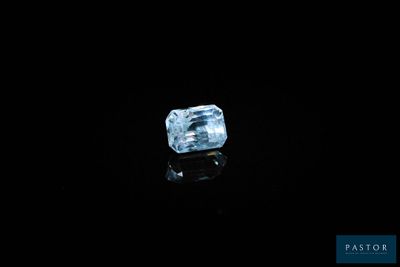 un diamant bleu sur un fond noir