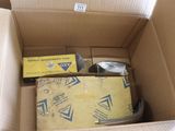 une boîte en carton contenant un certain nombre d'objets