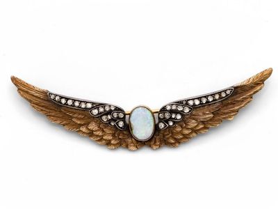 une broche en forme d'aile, en oplite et diamant