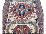 un tapis rouge et bleu orné d'un motif oriental