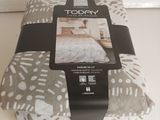 une photo d'une couverture posée sur une table