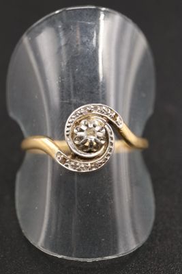 Gros plan sur une bague en or ornée d'un diamant