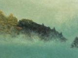 une peinture représentant un bateau sur un plan d'eau, avec des arbres en arrière-plan