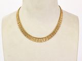 gros plan d'un collier en or sur un mannequin