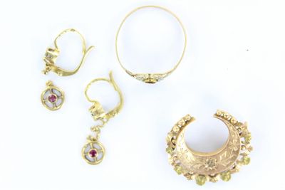 trois paires de bijoux en or, comprenant une bague, une boucle d'oreille et une bague