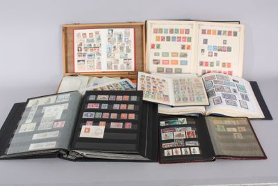 Plusieurs types de timbres différents se trouvent dans un album posé sur une table
