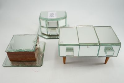 trois morceaux de verre posés sur une surface blanche