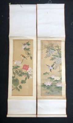 Deux tableaux représentant des oiseaux et des fleurs sont accrochés au mur.