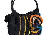 sac à main noir orné de fleurs multicolores sur la poignée